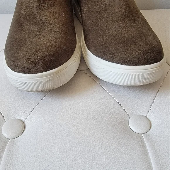 CUSHIONAIRE Women's Hero Hidden Wedge Sneaker Size 8 1/2M - Picture 8 of 15